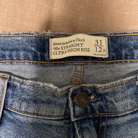 Abercrombie and Fitch 90’s Straight Ultra High Rise - Picture 3 of 5